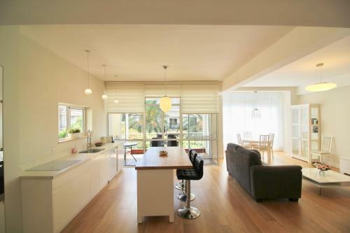 Apartamento Spinoza/ben Gurion Blv/2bdms/2bath/balcony/great