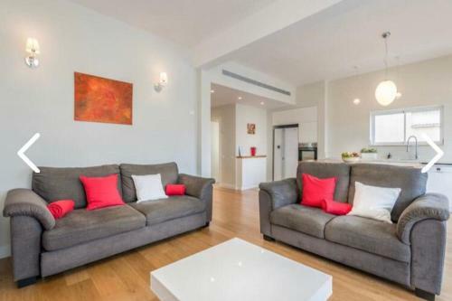 Apartamento Spinoza/ben Gurion Blv/2bdms/2bath/balcony/great