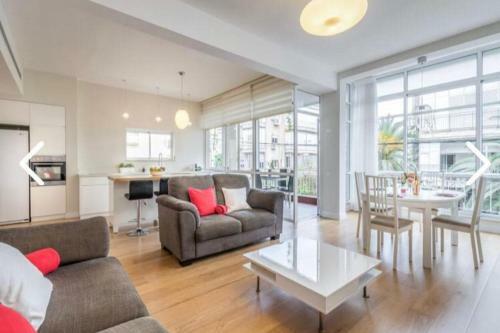 Apartamento Spinoza/ben Gurion Blv/2bdms/2bath/balcony/great