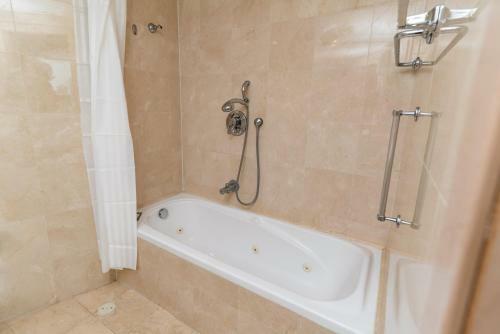 Apartamento Beachfront Property With Balcony And Pool Access