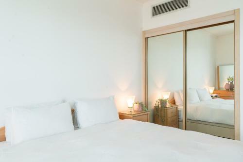 Apartamento Beachfront Property With Balcony And Pool Access