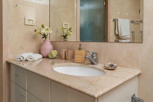 Apartamento Beachfront Property With Balcony And Pool Access