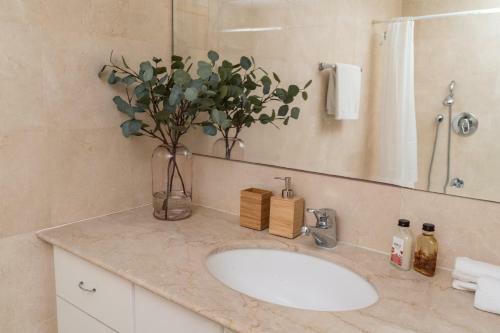 Apartamento Beachfront Property With Balcony And Pool Access