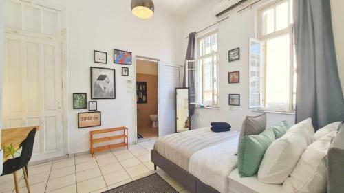 Bugrashov Beach Apartment With Balcony
