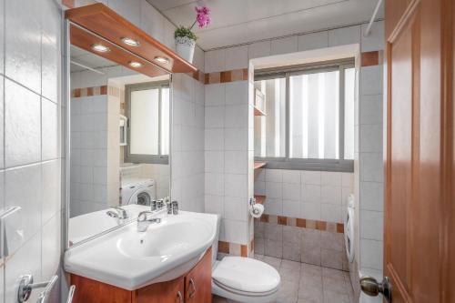 Apartamento Comfortable 3 Bdr With Parking In The Kerem Hatemanim