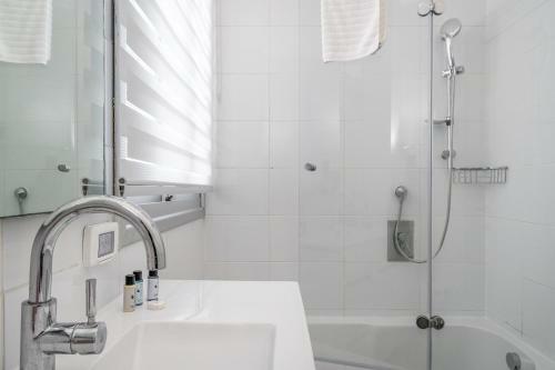 Apartamento Ben Gurion - Superb Penthouse Close To The Beach