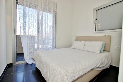 Vacation Apartment In Tlv Next To Hilton Beach With Balcony