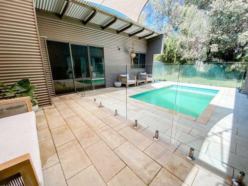 Serenity - Spacious Home With Pool, Walk To Town