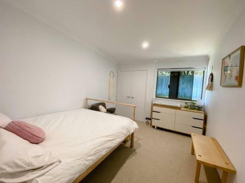 Serenity - Spacious Home With Pool, Walk To Town