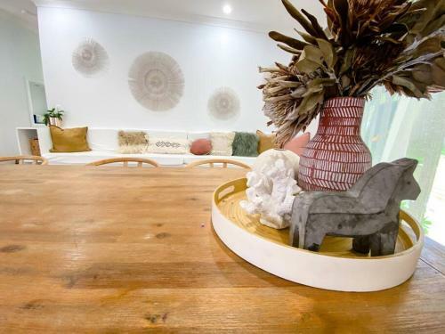 Serenity - Spacious Home With Pool, Walk To Town