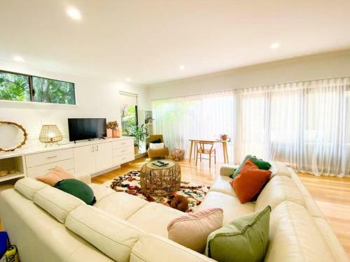 Serenity - Spacious Home With Pool, Walk To Town