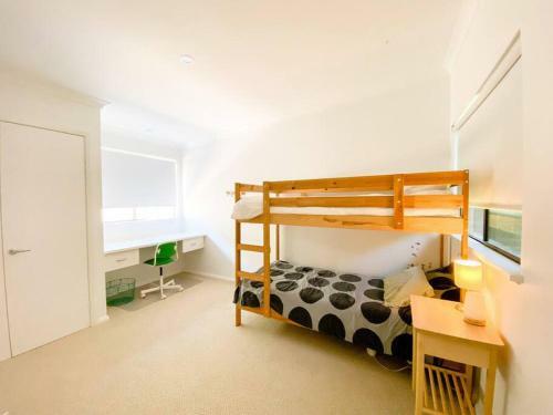 Serenity - Spacious Home With Pool, Walk To Town
