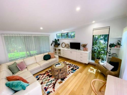Serenity - Spacious Home With Pool, Walk To Town