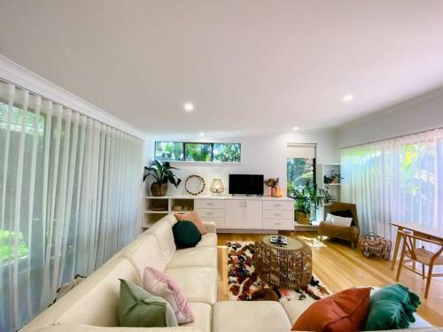 Serenity - Spacious Home With Pool, Walk To Town