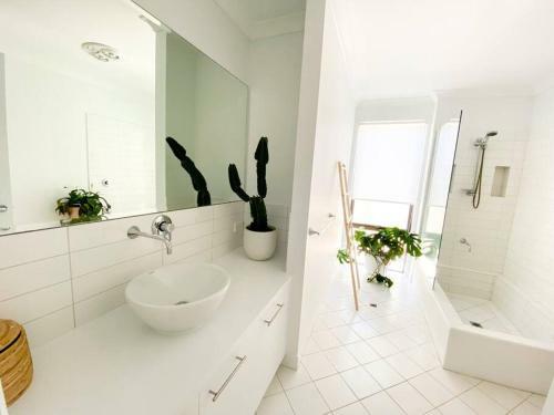 Serenity - Spacious Home With Pool, Walk To Town