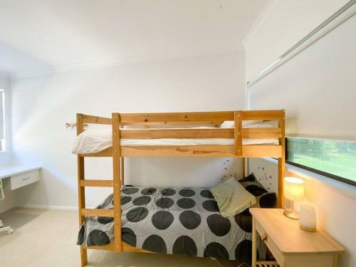 Serenity - Spacious Home With Pool, Walk To Town