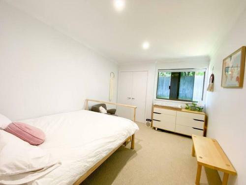 Serenity - Spacious Home With Pool, Walk To Town
