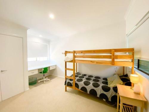 Serenity - Spacious Home With Pool, Walk To Town