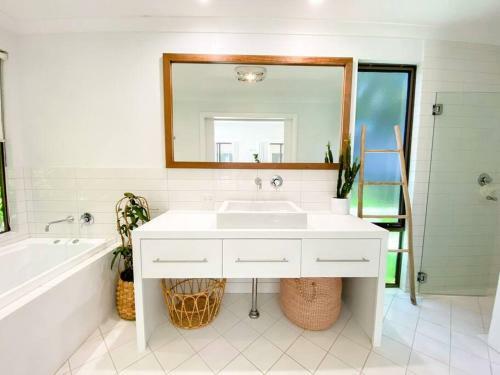 Serenity - Spacious Home With Pool, Walk To Town