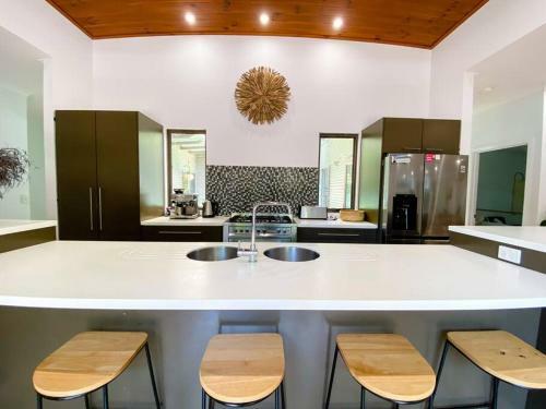 Serenity - Spacious Home With Pool, Walk To Town