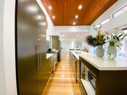 Serenity - Spacious Home With Pool, Walk To Town