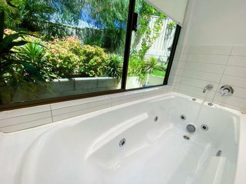 Serenity - Spacious Home With Pool, Walk To Town