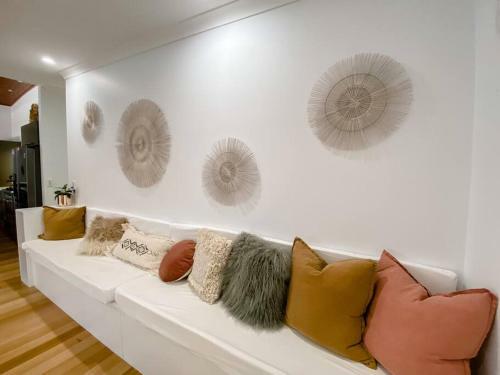 Serenity - Spacious Home With Pool, Walk To Town