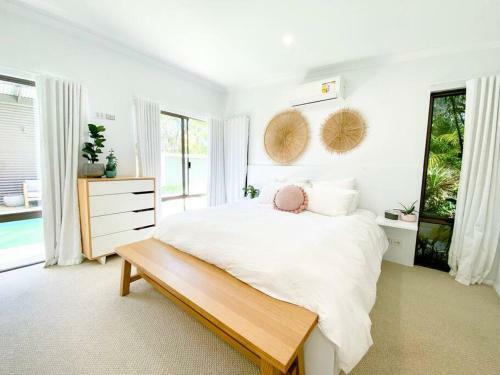 Serenity - Spacious Home With Pool, Walk To Town