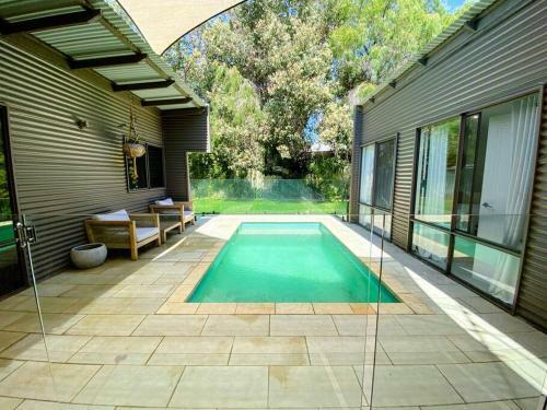 Serenity - Spacious Home With Pool, Walk To Town
