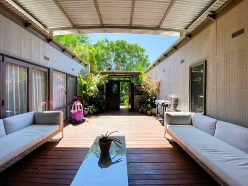 Serenity - Spacious Home With Pool, Walk To Town