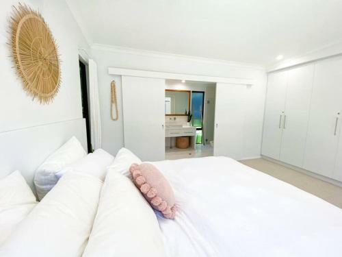 Serenity - Spacious Home With Pool, Walk To Town