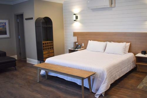 Colonial Hotel & Suites