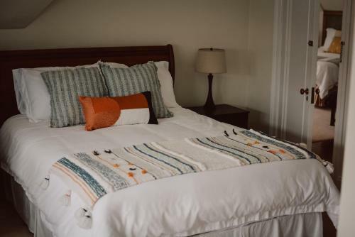 Hill Road Manor Bed & Breakfast