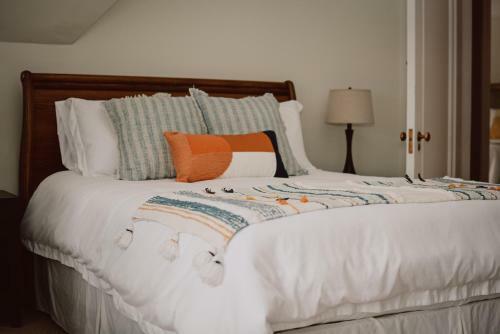 Hill Road Manor Bed & Breakfast