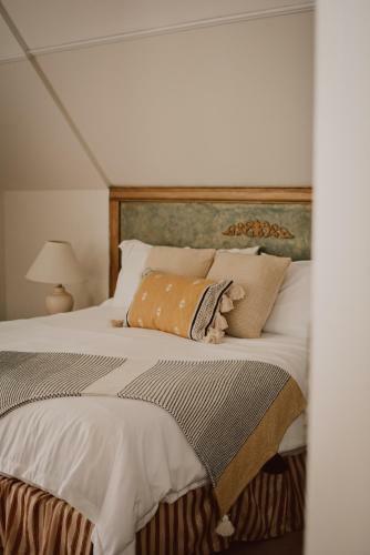 Hill Road Manor Bed & Breakfast