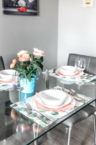 Stunning 2br - King Bed Apartment - Prime Location!