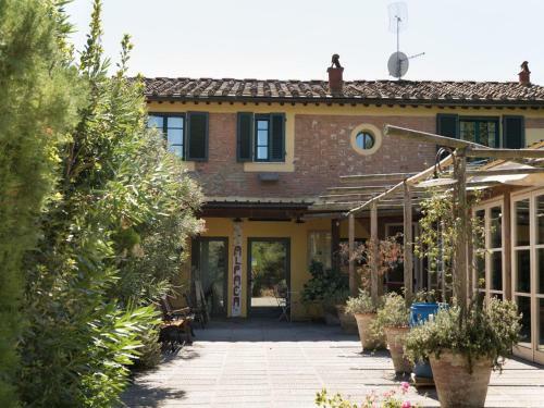 Delightful Holiday Home In Toscana With Shared Pool