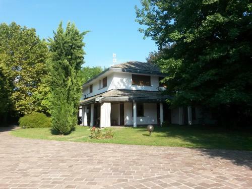 Luxury Villa With Pool And Tennis Court