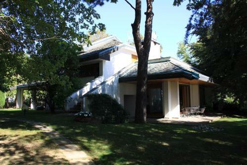 Luxury Villa With Pool And Tennis Court