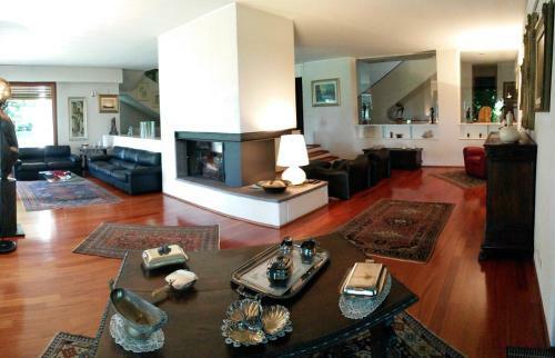 Luxury Villa With Pool And Tennis Court
