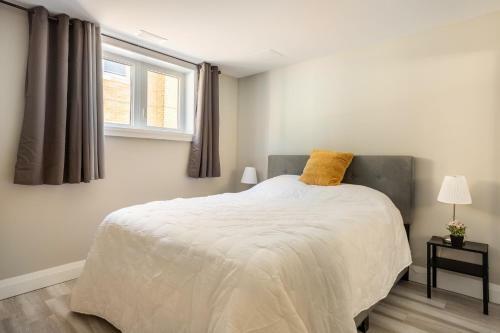 Entire 2 Bedroom Apartment Downtown Kw