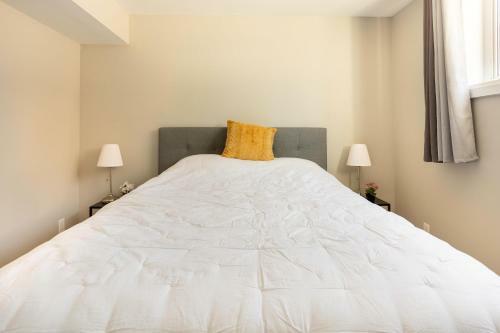 Entire 2 Bedroom Apartment Downtown Kw