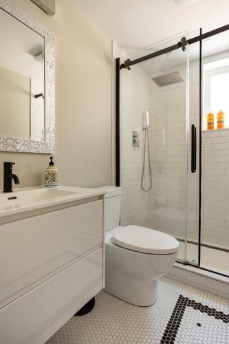 Entire 2 Bedroom Apartment Downtown Kw
