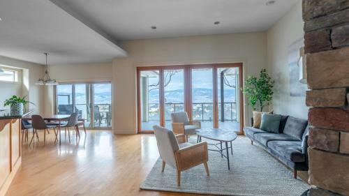 Full House With Amazing Okanagan Views