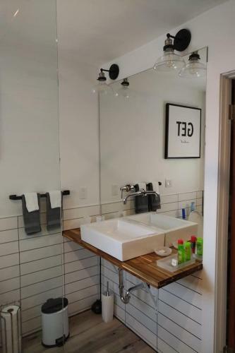 The Green Space - 2br Mcm Inspired Apartment