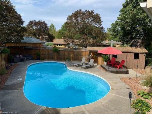 Villa Cheerful 5-bedroom Bungalow With Pool