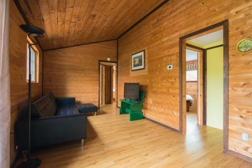 Beautiful 3 Bdrm + Bunkie Waterfront Cottage Near Gull Lake