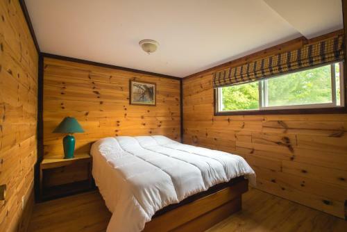 Beautiful 3 Bdrm + Bunkie Waterfront Cottage Near Gull Lake