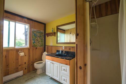Beautiful 3 Bdrm + Bunkie Waterfront Cottage Near Gull Lake