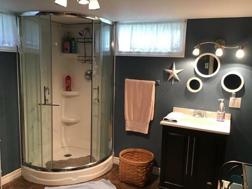 Basement Apartment/ Washer Dryer/ Um Backyard